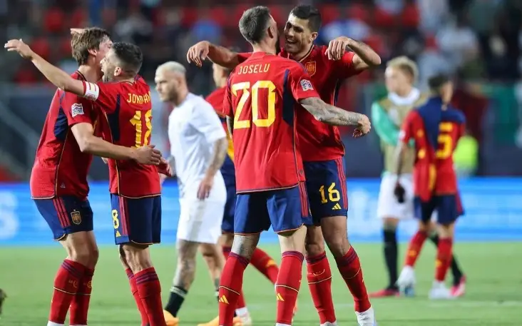 Автогол итальянцев открыл путь в плей-офф Испании 