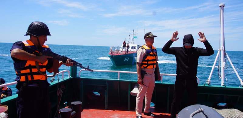 Журналистов оморячили на военном корабле &laquo;Семсер&raquo;