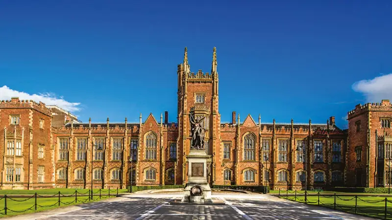 квинс университеті