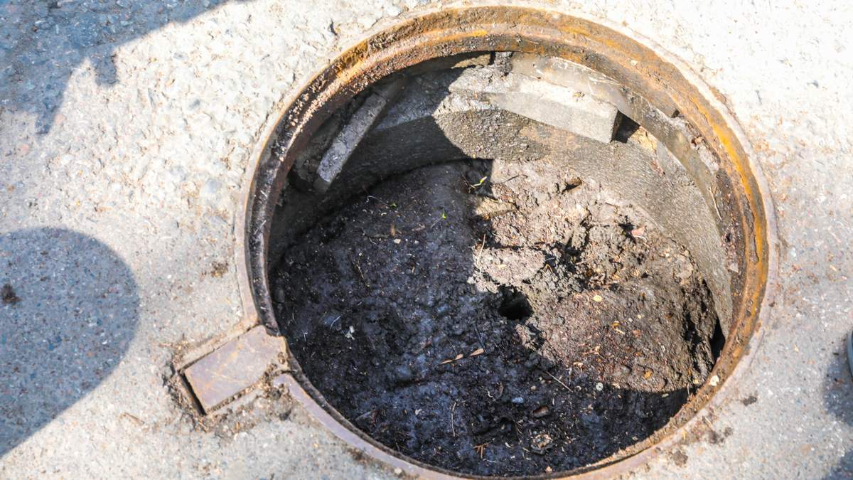 Оралда көпқабатты үйлердің кәріз жүйесі неліктен бітеліп қалды — әкімдік жауап берді