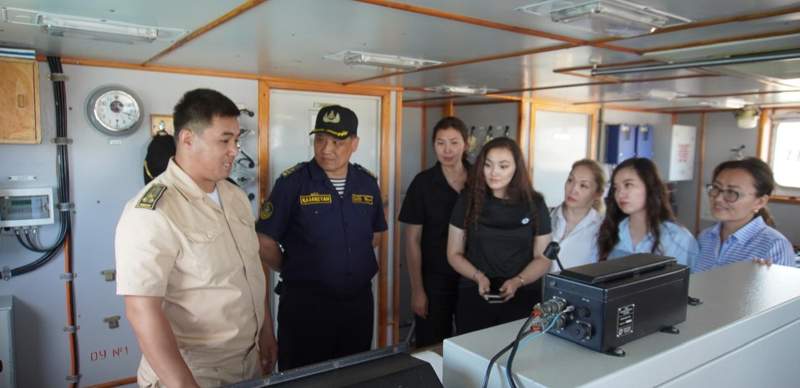 Журналистов оморячили на военном корабле &laquo;Семсер&raquo;