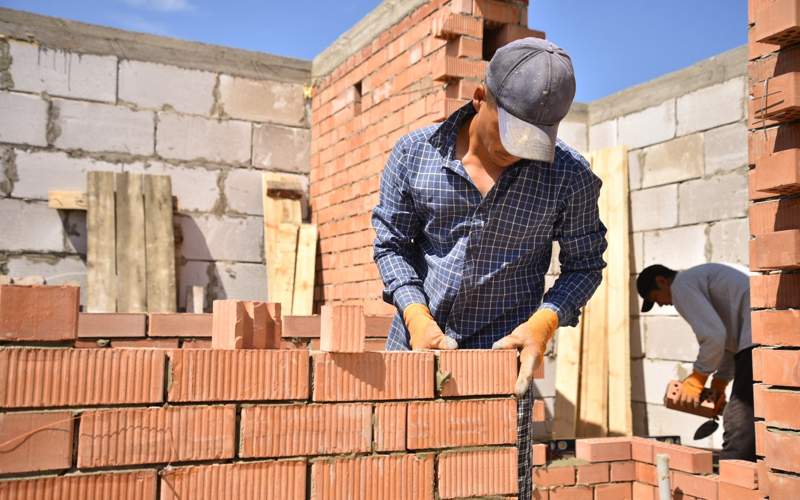 Строительство домов после паводков в Акмолинской области строители