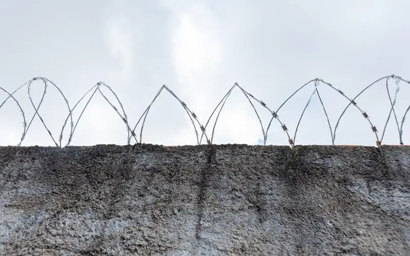 стена на границе