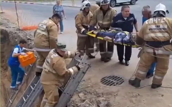 бабушка упала в траншею