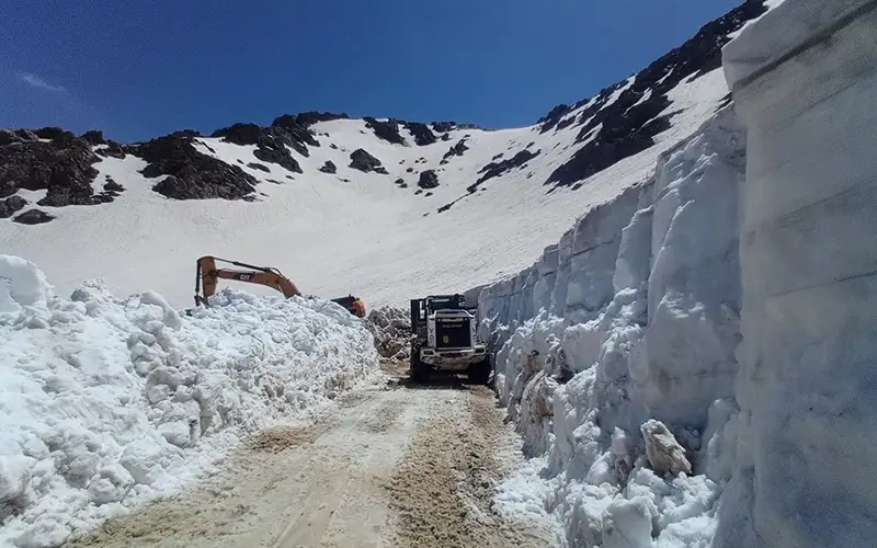 Снег все еще затрудняет проезд в горной местности Турции