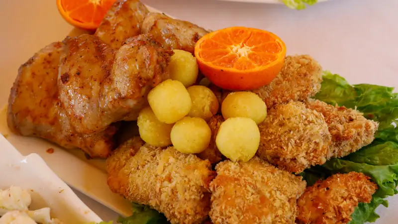 Курица запеченная, наггетсы пісірілген тауық