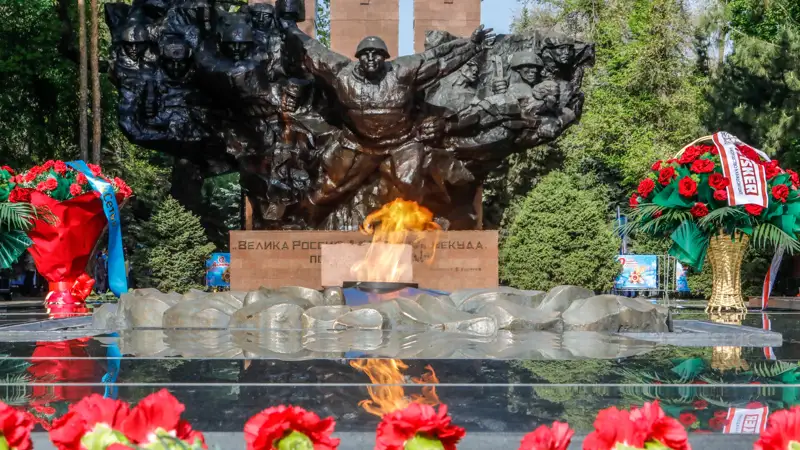 День Победы памятник Алматы Жеңіс күні ескерткіш