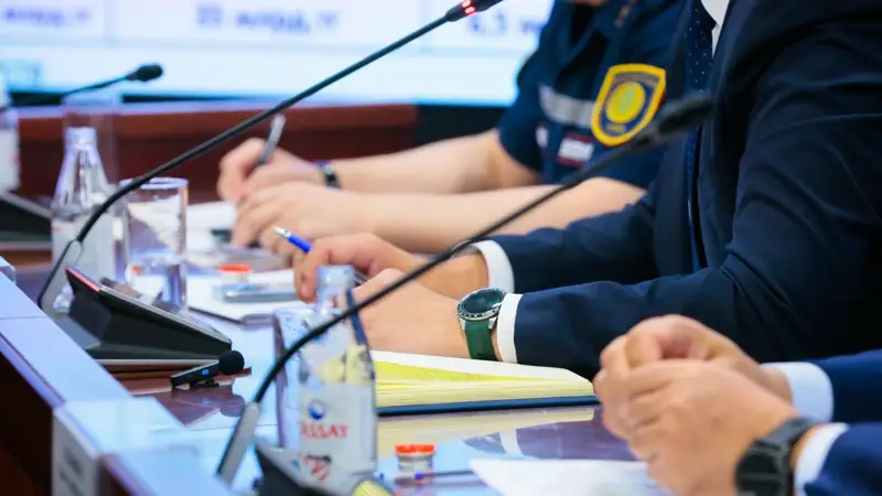 Zasedanıe konferentsııa depýtaty otyrys depýtattar