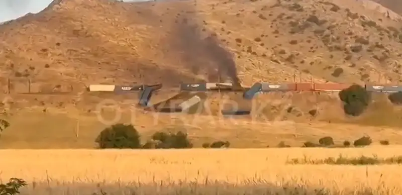 Грузовой поезд сошел с рельсов в Туркестанской области