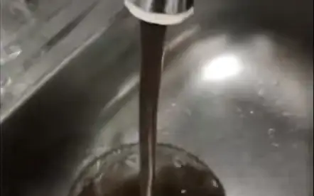 У жильцов многоэтажки из крана полился мазут в Аксу