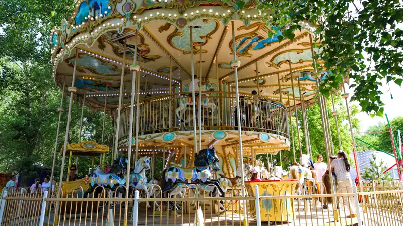 Парк отдыха Демалыс саябағы Астана дети аттракцион балалар