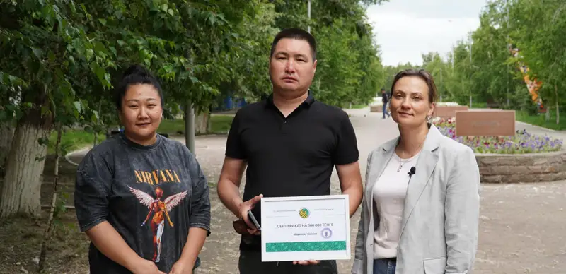 300 тысяч вручили таксисту, который спас людей при пожаре в Кокшетау