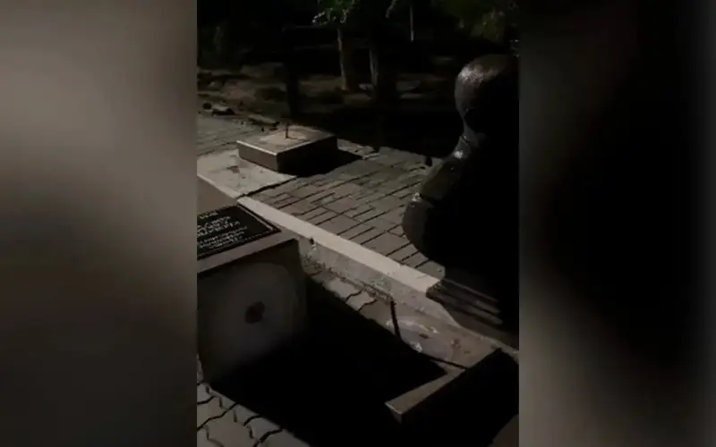 Monument pins down 7yo girl to death in Atyrau