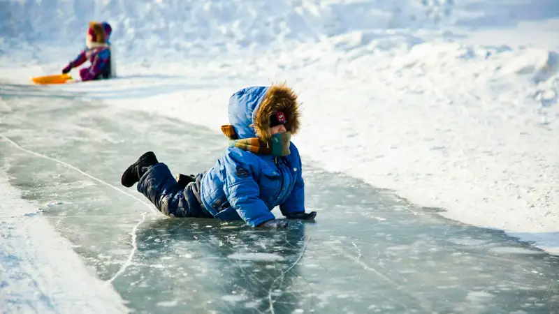 Зима Қыс бала мұз сырғанағы