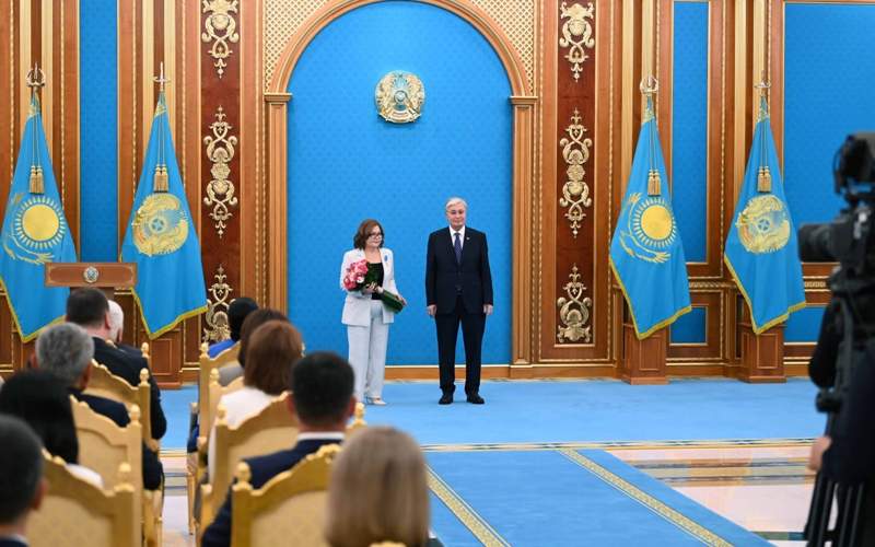 Президент РК вручил государственные награды журналистам Президент РК вручил государственные награды журналистам