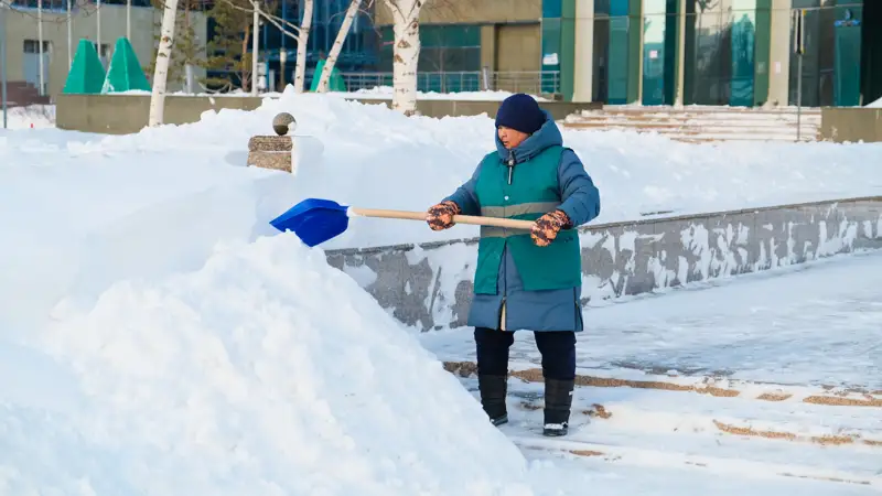 Уборка снега Қар шығару