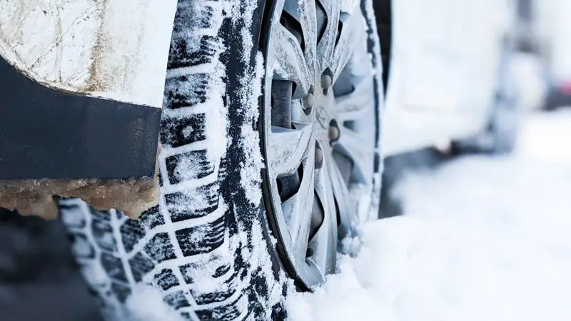Машина застряла в снегу көлік қарға кептеліп қалды колеса дөңгелектер