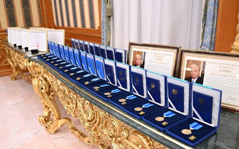 Президент РК вручил государственные награды журналистам Президент РК вручил государственные награды журналистам