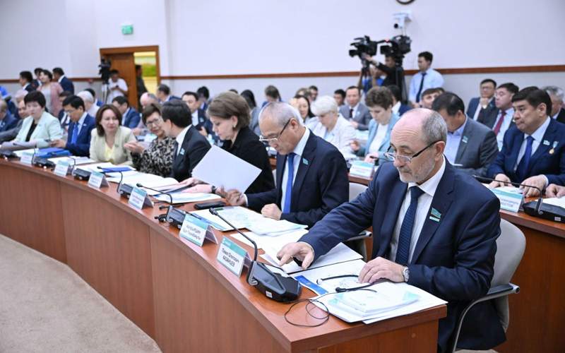 Расширенное собрание фракции «AMANAT» в Мажилисе 27 июня2024 депутаты