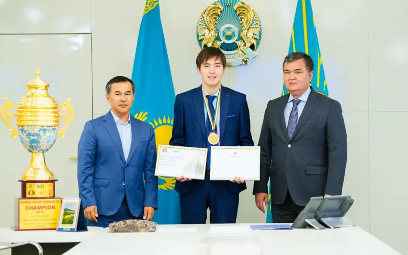 Сертификат на квартиру вручили победителю ЧМ по шахматам Казыбеку Ногербеку
