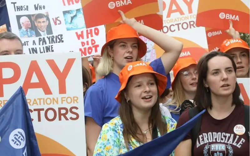 Младшие врачи Англии вышли на забастовку