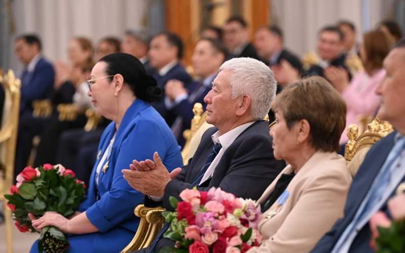 Президент РК вручил государственные награды журналистам Президент РК вручил государственные награды журналистам