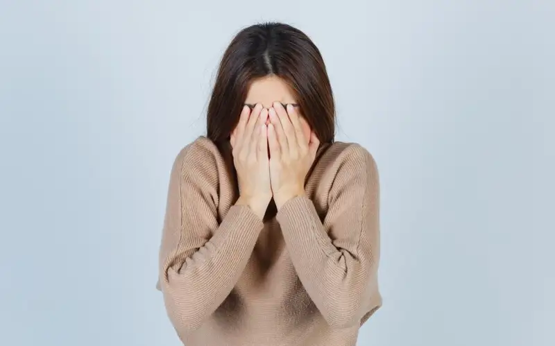 девушка плачет