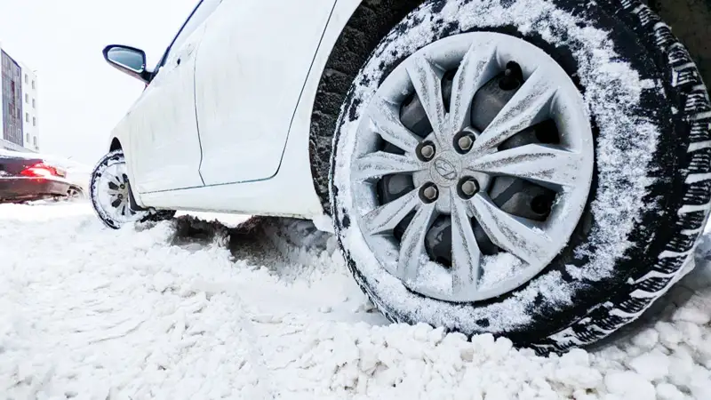 Машина застряла в снегу көлік қарға кептеліп қалды колеса дөңгелектер