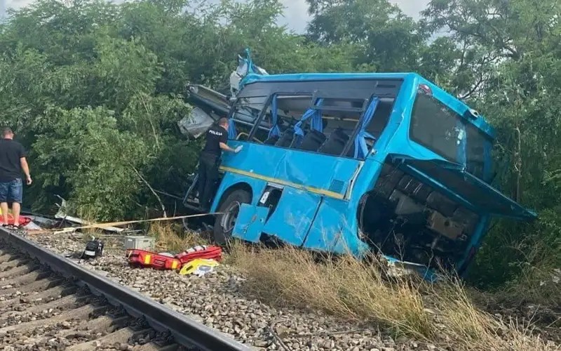 В Словакии пассажирский поезд столкнулся с автобусом, шесть человек погибли