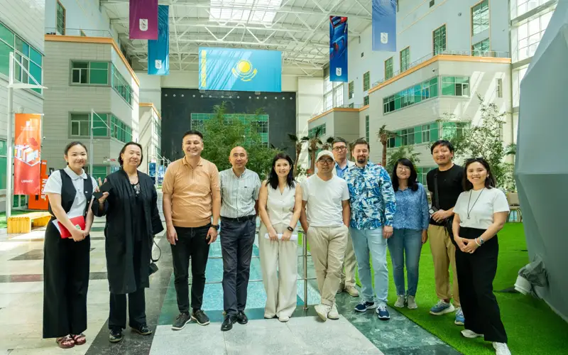 Известные блогеры познакомились с изобретениями ученых NU