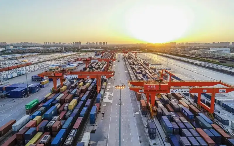 контейнеры, порт в Сиане, товары 