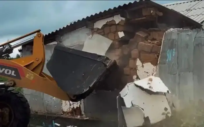 Dismantling of flood-hit houses starts in Aktobe