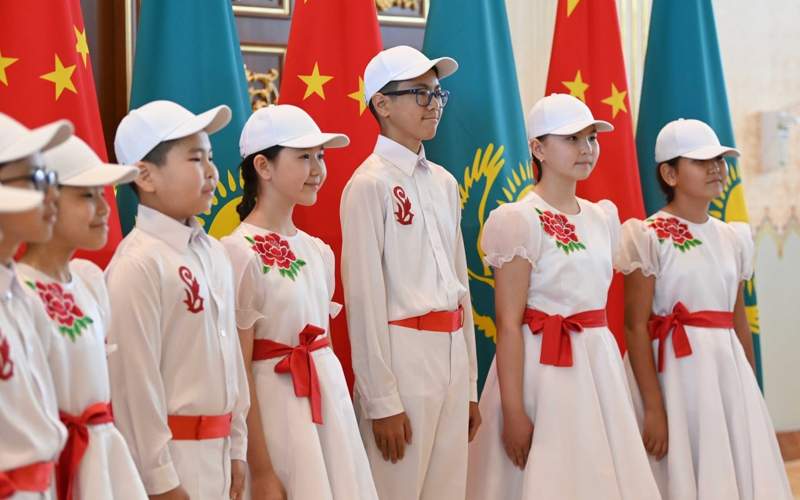 балалар қытай төрағасын қарсы алу қазақ балалары қытай төрағасын қарсы алды