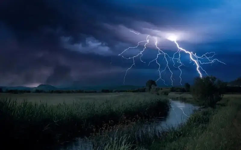 Бүгін еліміздің басым бөлігінде күн күркіреп, жаңбыр жауады