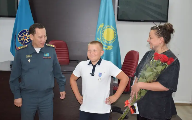 Órt kezinde inisin qutqardy: kókshetaýlyq 10 jasar bala medalmen marapattaldy