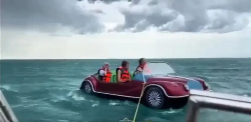 На Алаколе спасли трех туристов на катамаране