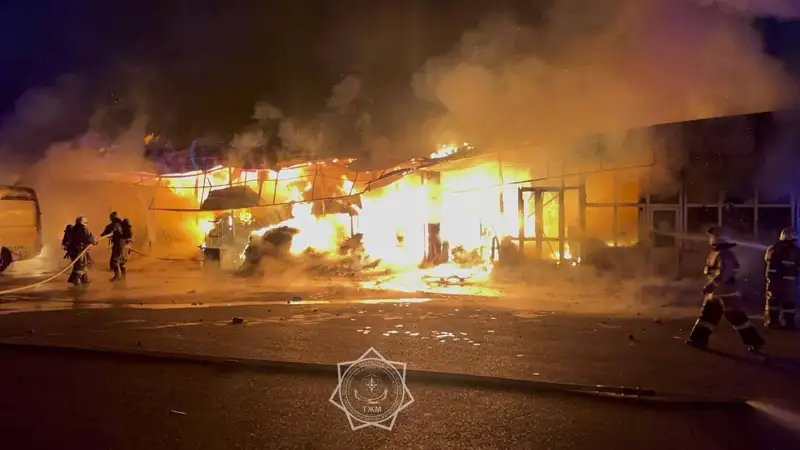 Рынок загорелся в Шымкенте