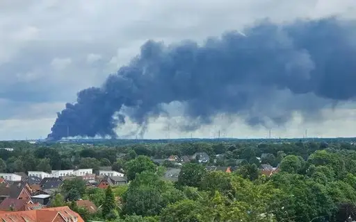 Крупный пожар произошел на верфи в Германии