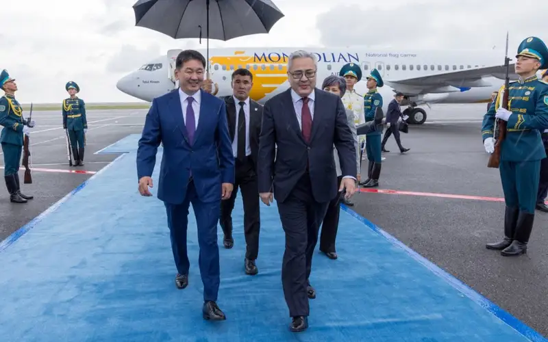 Президент Монголии прилетел в Астану на саммит ШОС