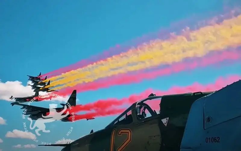 Военные самолеты раскрасили небо над Астаной в разные цвета 