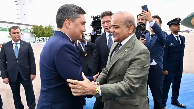 Премьер-министр Пакистана прибыл в Казахстан для участия в саммите ШОС 