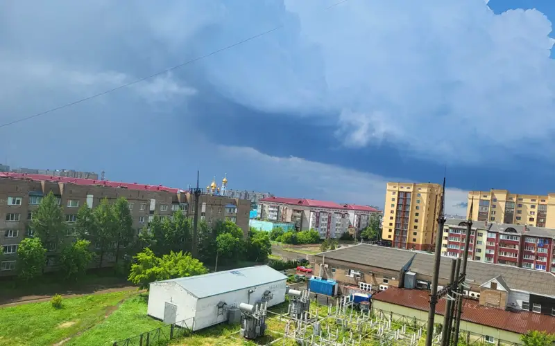 Ливень, град, гроза и молнии в Петропавловске