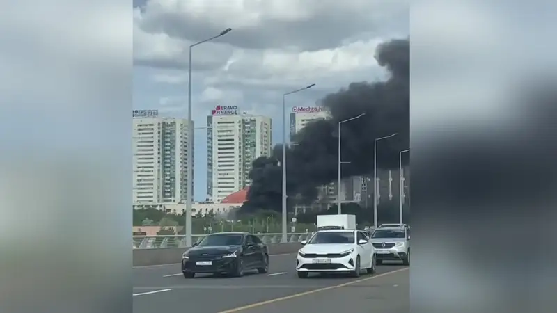 В Астане загорелось летнее кафе возле ресторана «Кувшин» 