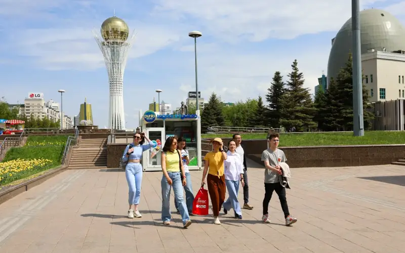 Молодежь, девушки Астаны