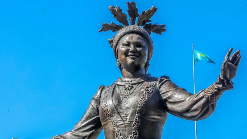 Памятник Розе Баглановой Роза Бағланованың ескерткіші