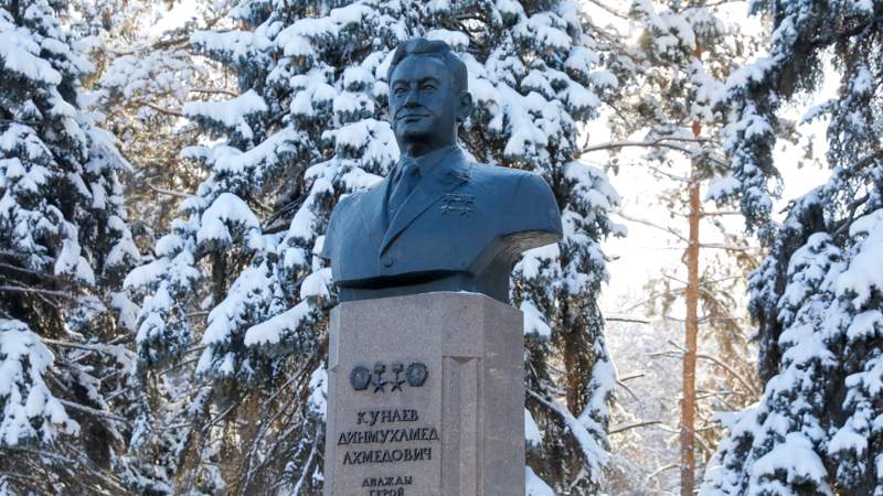 Памятник Динмухамед Кунаев Дінмұхамед Қонаевқа ескерткіш