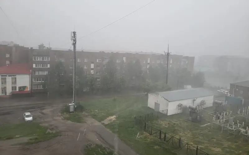 Ливень, град, гроза и молнии в Петропавловске