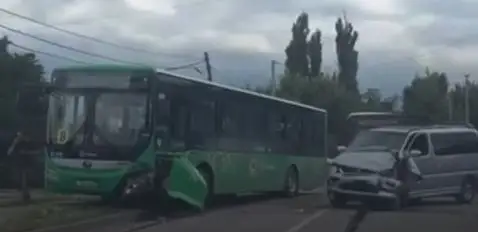  В Алматы столкнулись автобус и минивэн, есть пострадавшие