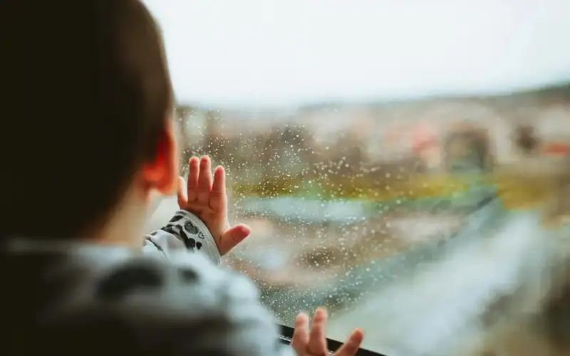 Шымкентте 4 жасар бала үшінші қабаттың терезесінен құлап кетті