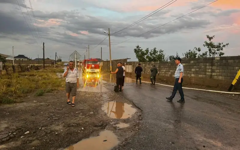 Склоновыми стоками затопило дома и улицы в городе Жанатасе Жамбылской области
